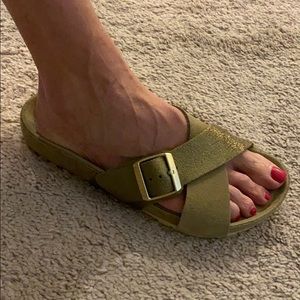 Birkenstock’s Siena all over khaki